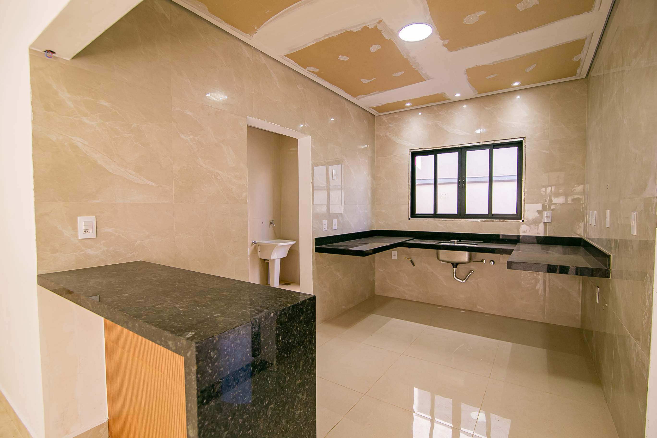 Cozinha moderna e espaçosa